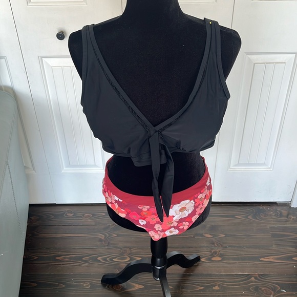 Black and Pink swimsuit set top and bottom - Picture 1 of 4